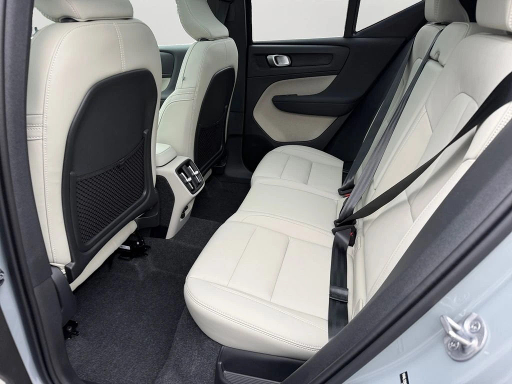 2025 Volvo - image 12