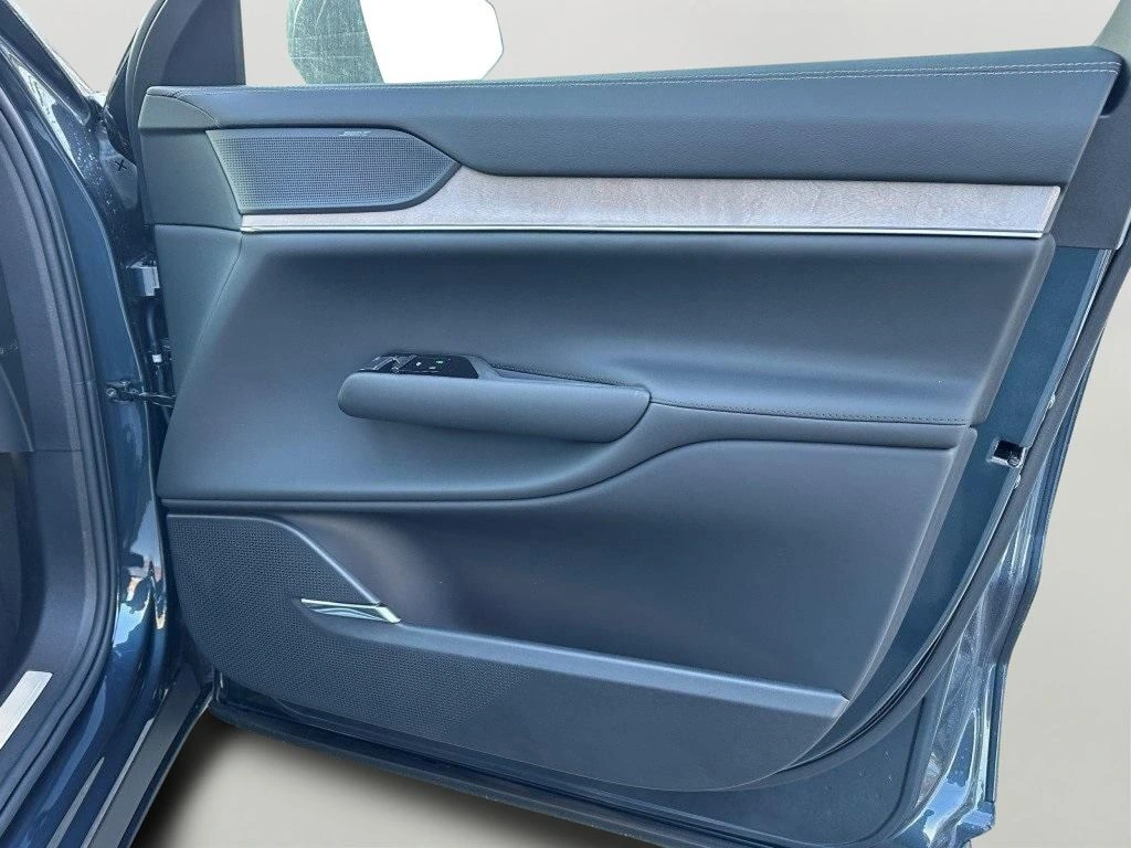 2025 Volvo - image 12