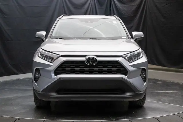 2020 Toyota RAV4 XLE photo 3