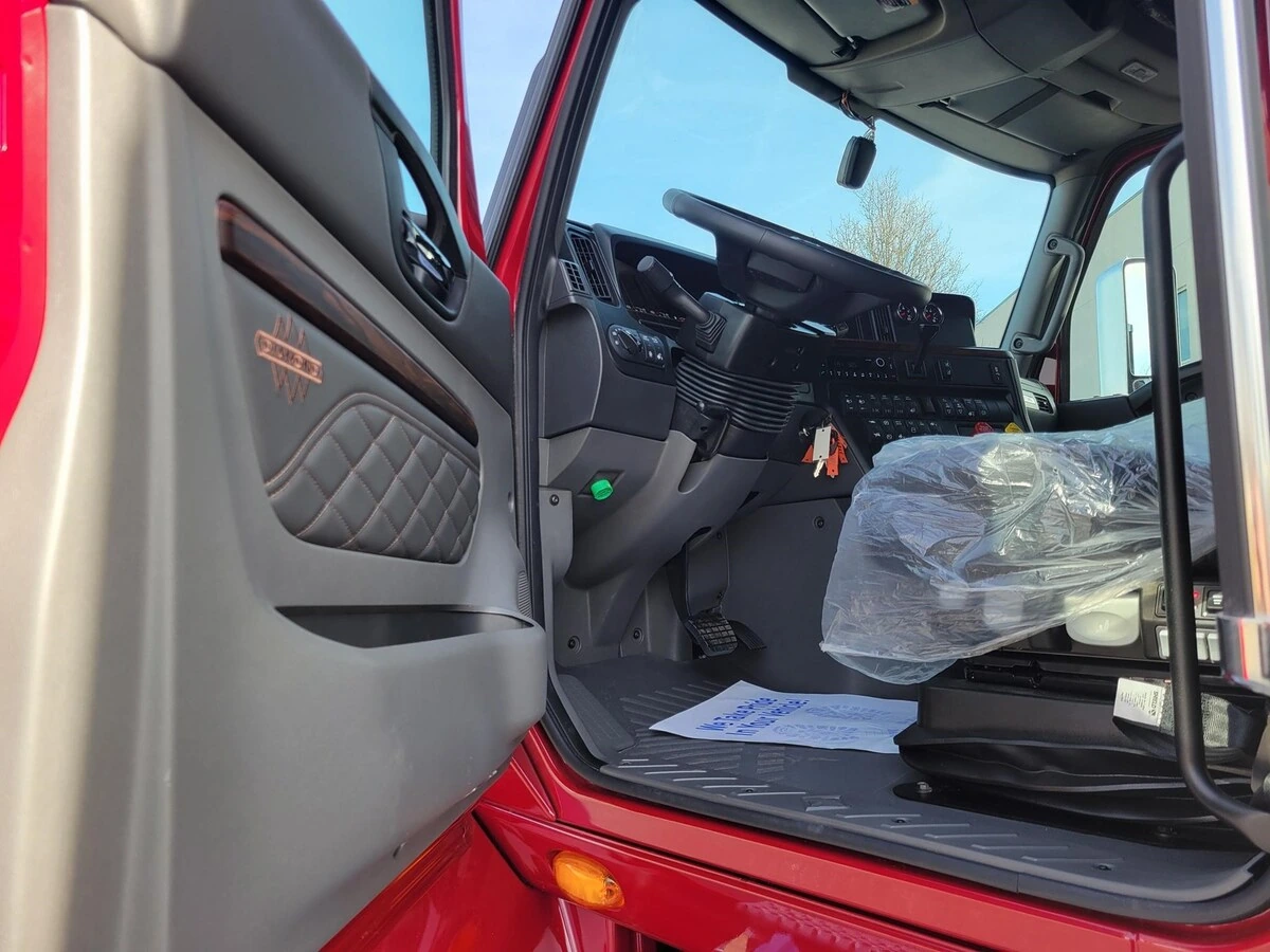 2026 International HX - image 8