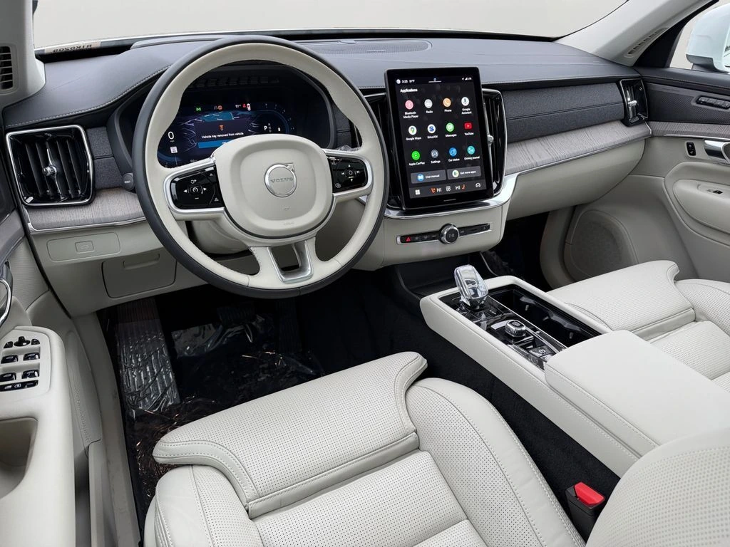 2025 Volvo - image 13