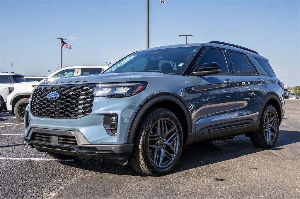 2025 Ford Explorer ST-Line photo 4