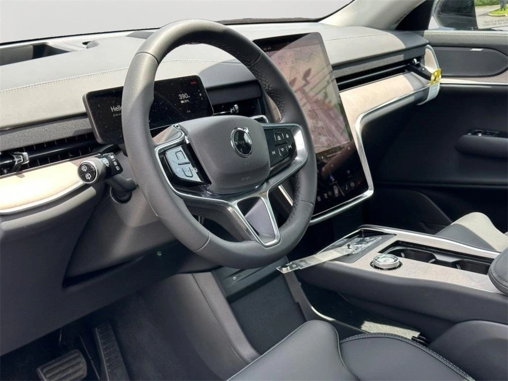 2025 Volvo - image 18