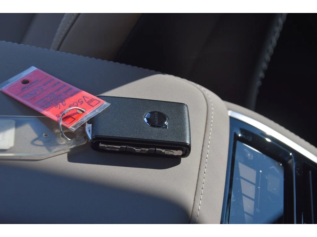 2026 Volvo - image 39