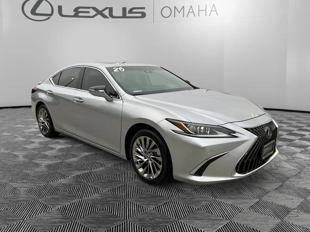 2025 Lexus ES Hybrid 300h Luxury's photo