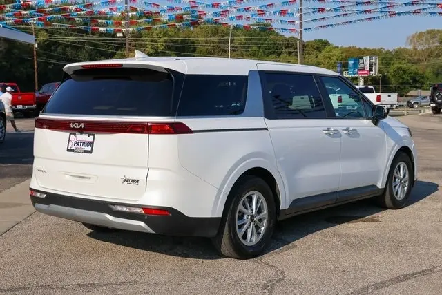 2024 Kia Carnival LX photo 3