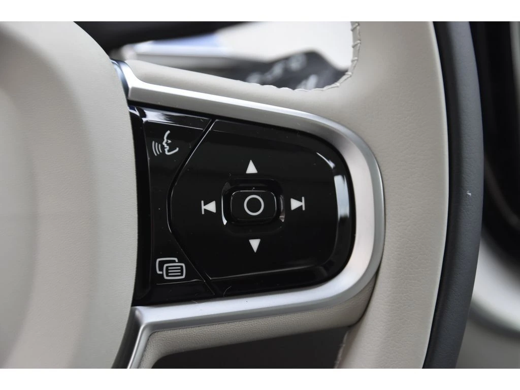 2026 Volvo - image 31