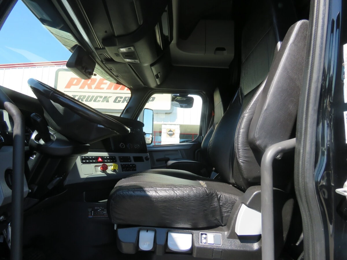 2022 Freightliner Cascadia - image 14