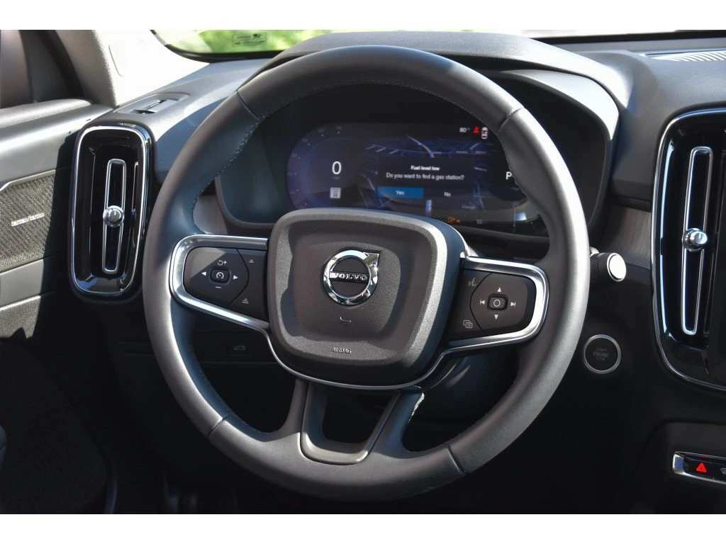 2025 Volvo - image 16