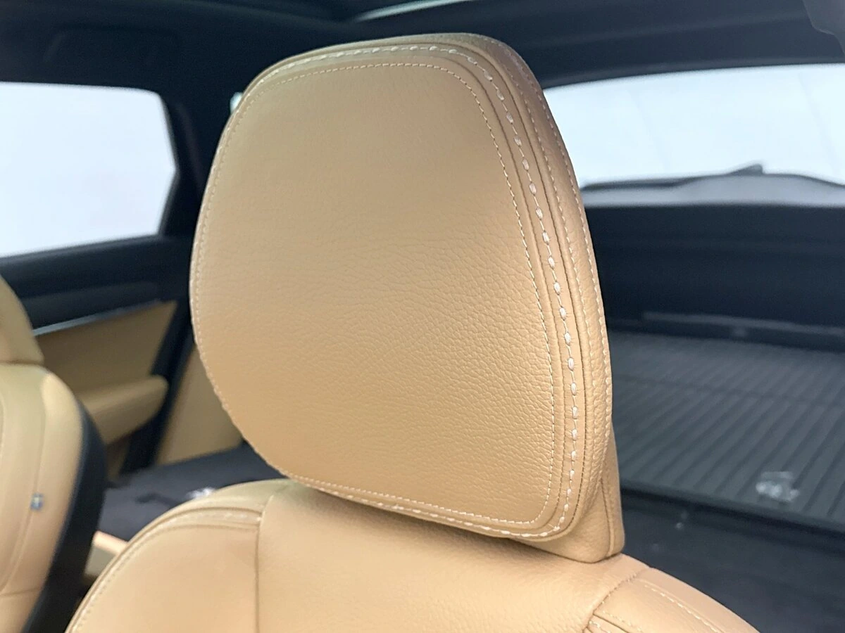 2020 Volvo - image 8