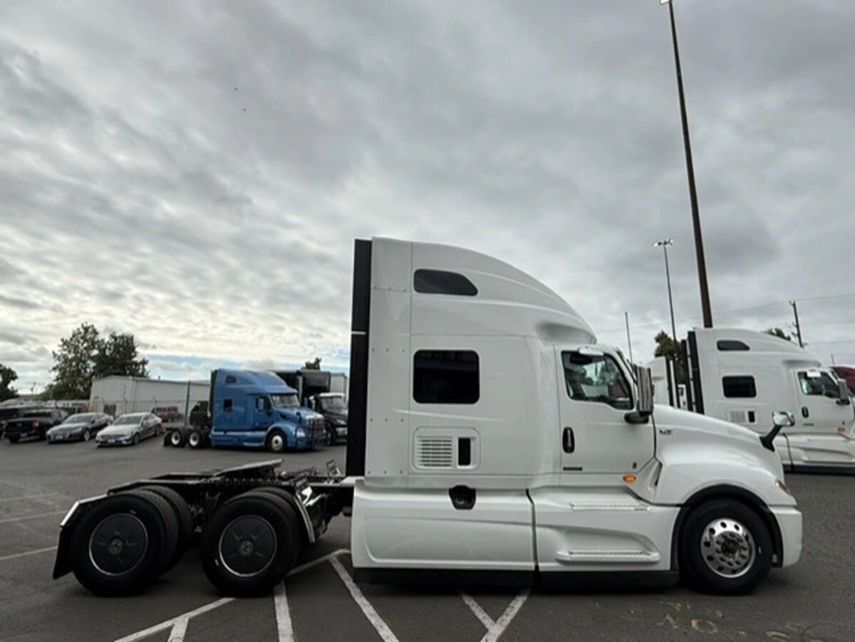 2027 International LT — photo 3