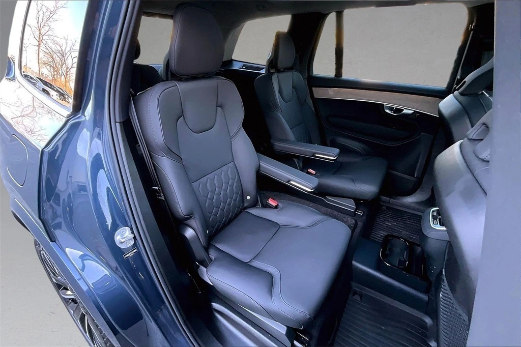 2026 Volvo - image 25