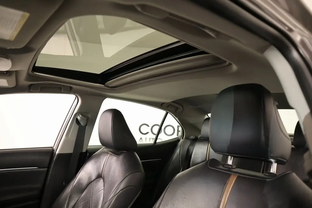 2019 Toyota Camry Hybrid LE photo 15