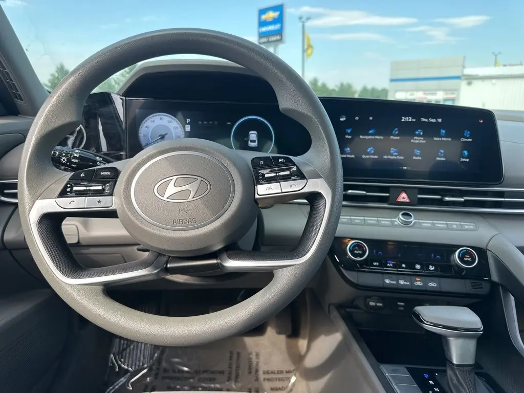 2024 Hyundai Elantra SEL photo 5