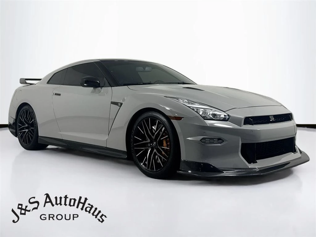 2024 Nissan GT-R Premium's photo