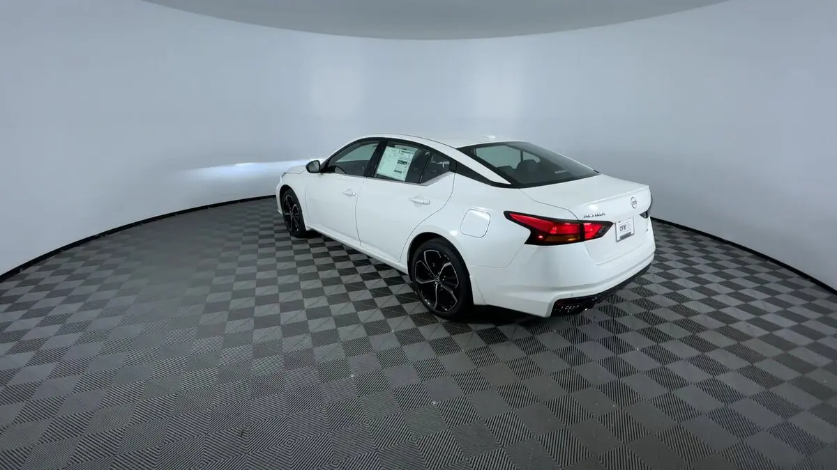 2025 Nissan Altima SR photo 4
