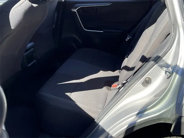 2019 Toyota RAV4 LE photo 18