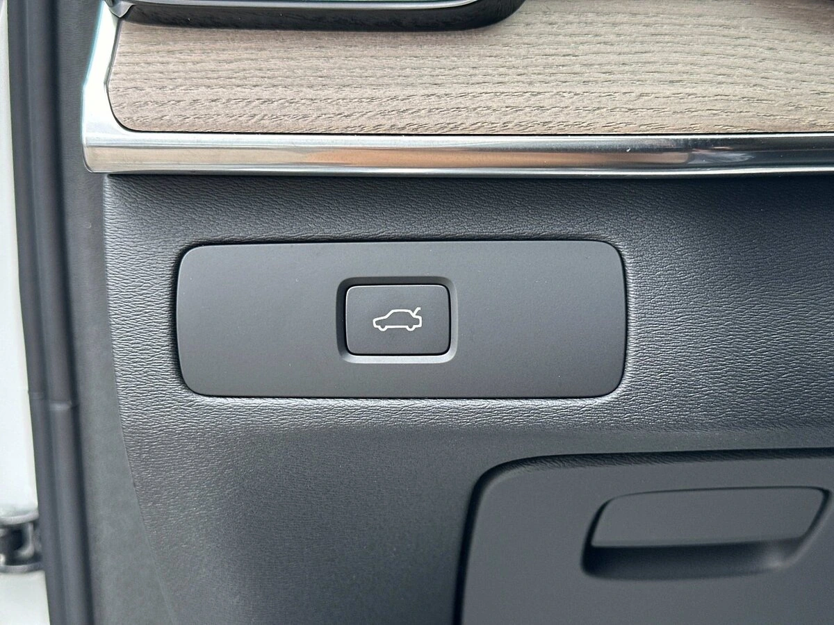 2026 Volvo - image 27