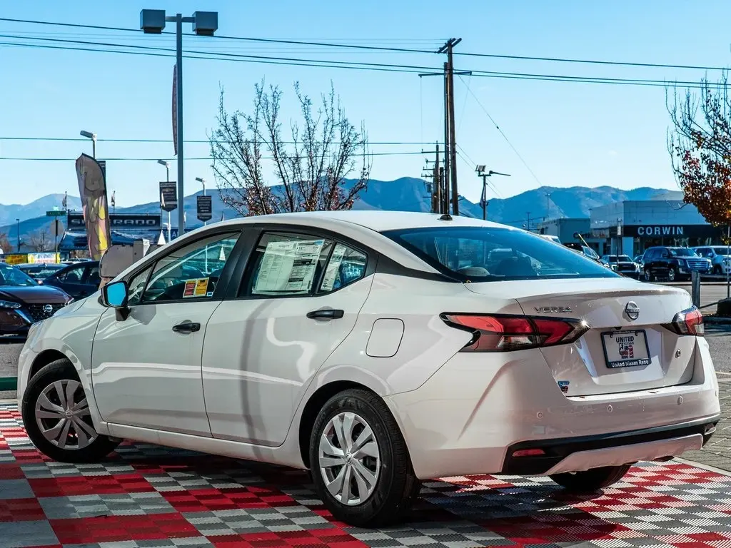 2025 Nissan Versa 1.6 S photo 3