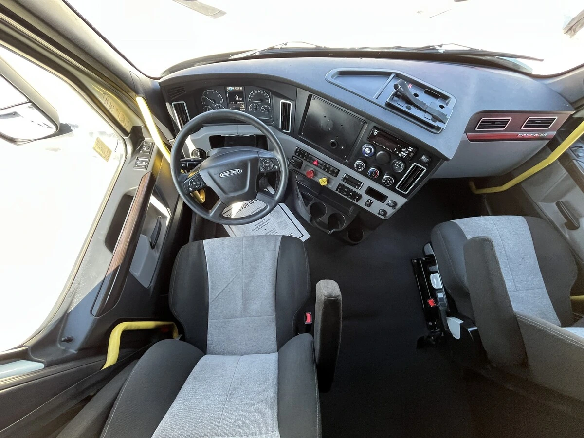 2021 Freightliner Cascadia - image 35