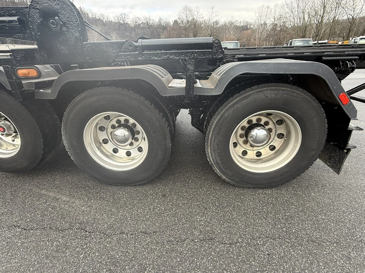 2016 International - image 9