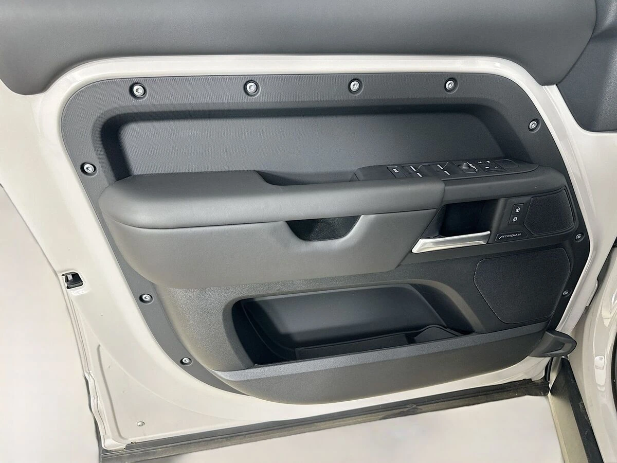 2026 Land Rover Defender S - Photo 17