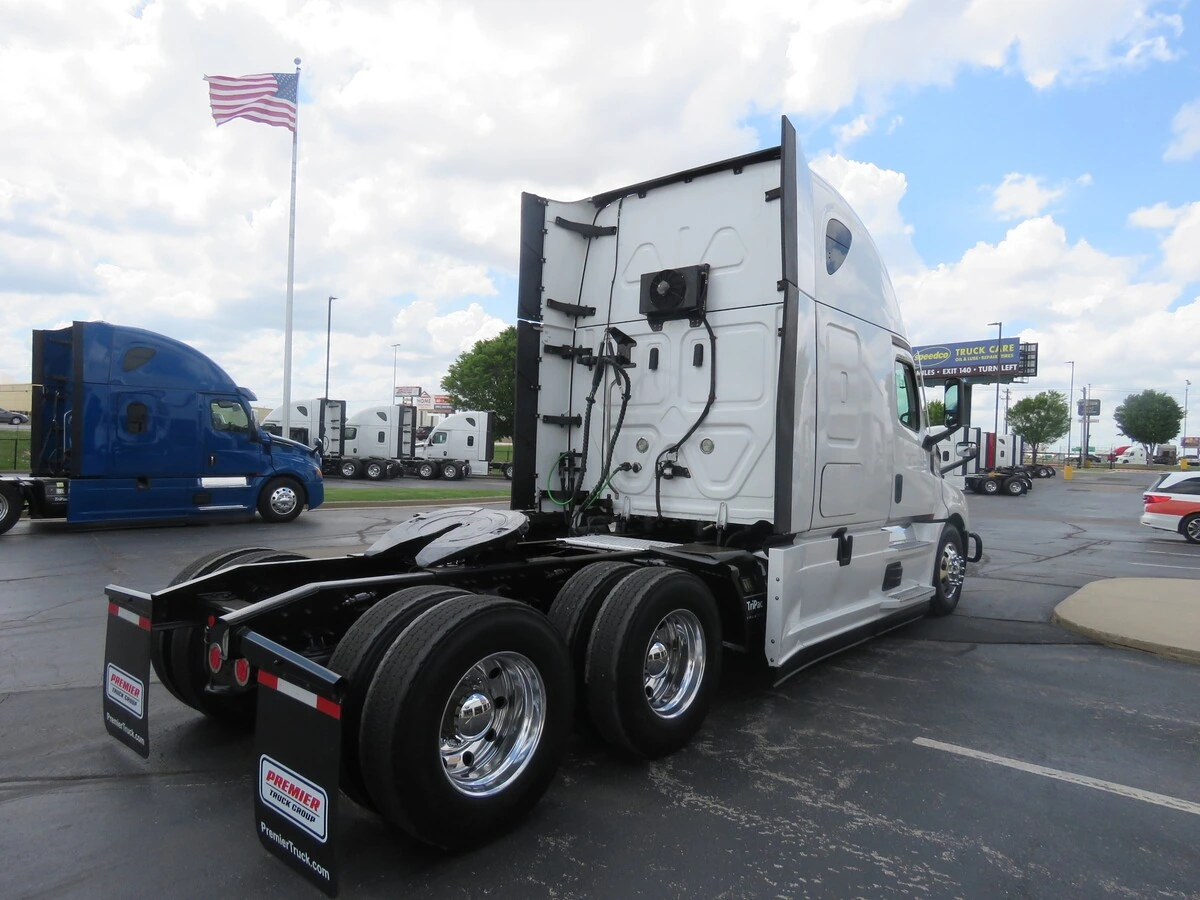 2022 Freightliner Cascadia - image 7