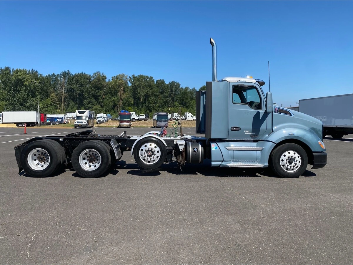 2017 Kenworth T680 — photo 6