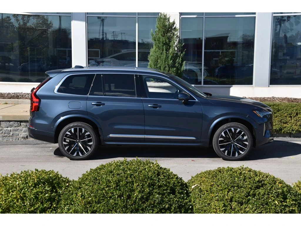 2026 Volvo - image 3