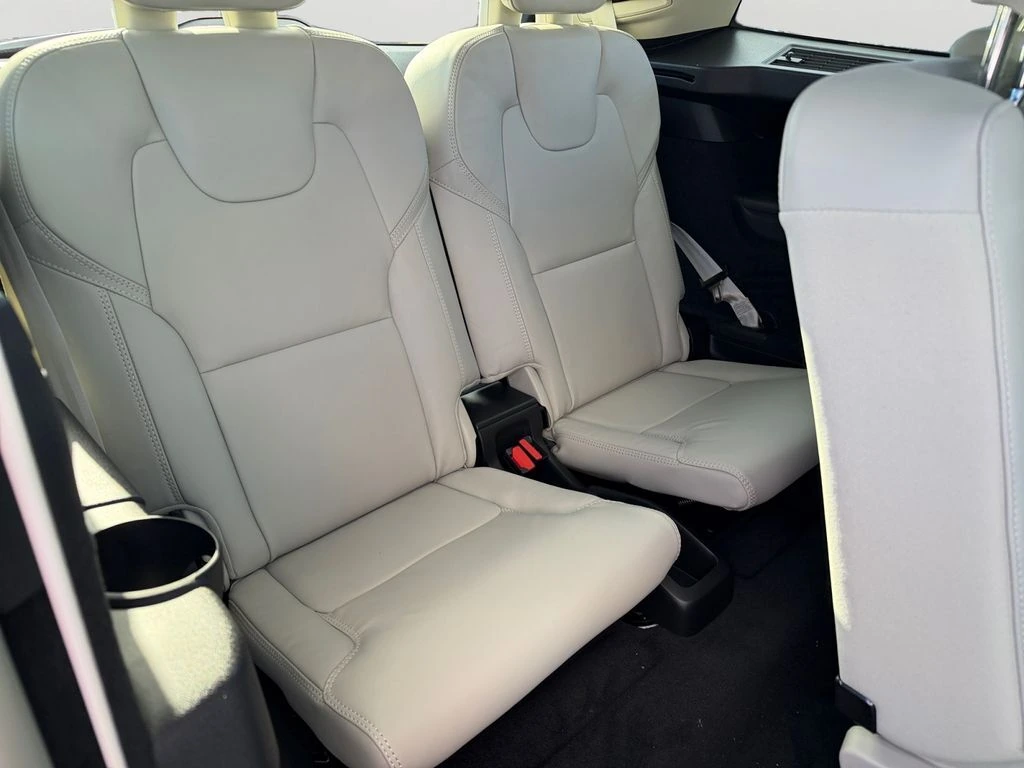 2026 Volvo - image 8