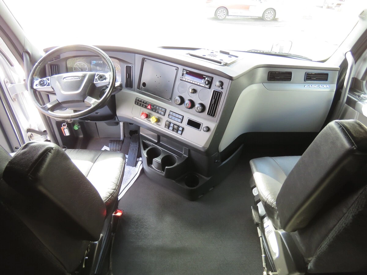 2022 Freightliner Cascadia - image 19