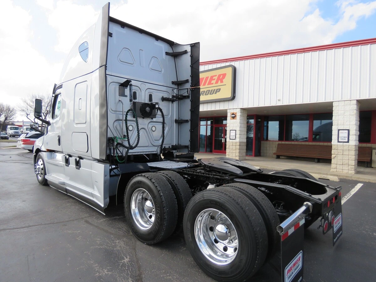 2022 Freightliner Cascadia - image 3