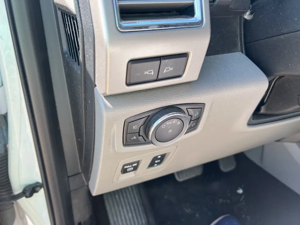 2016 Ford F-150 Lariat photo 16