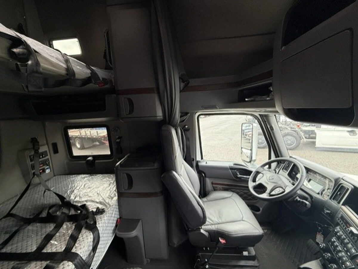 2027 International LT — photo 7