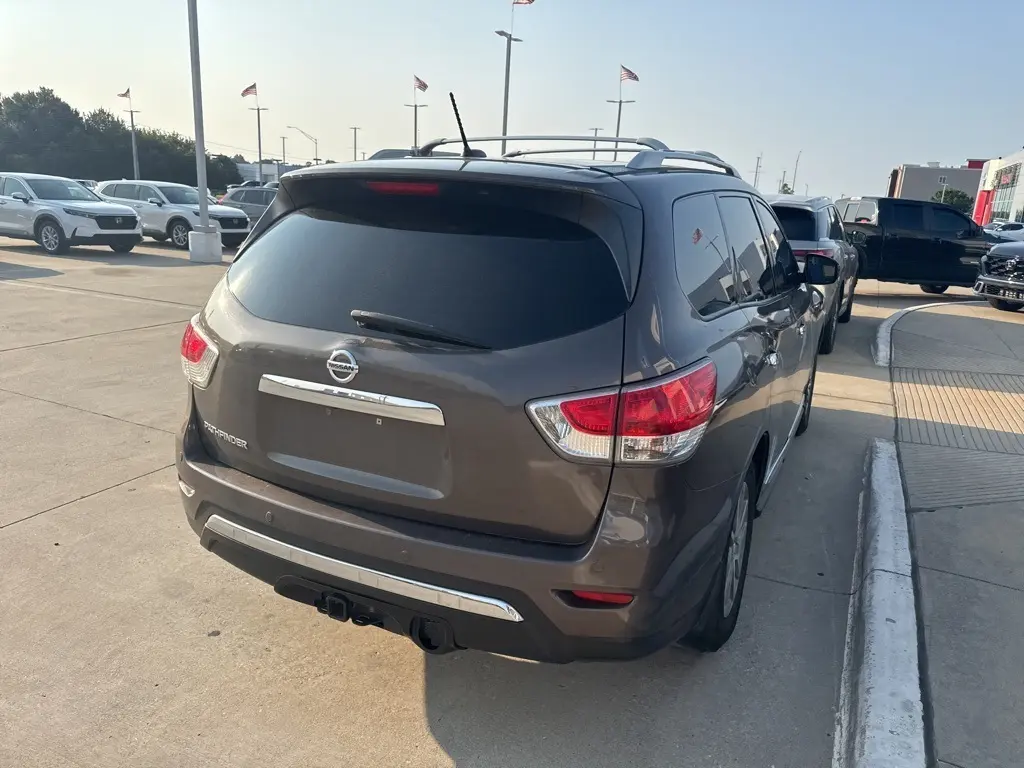 2016 Nissan Pathfinder SL photo 4