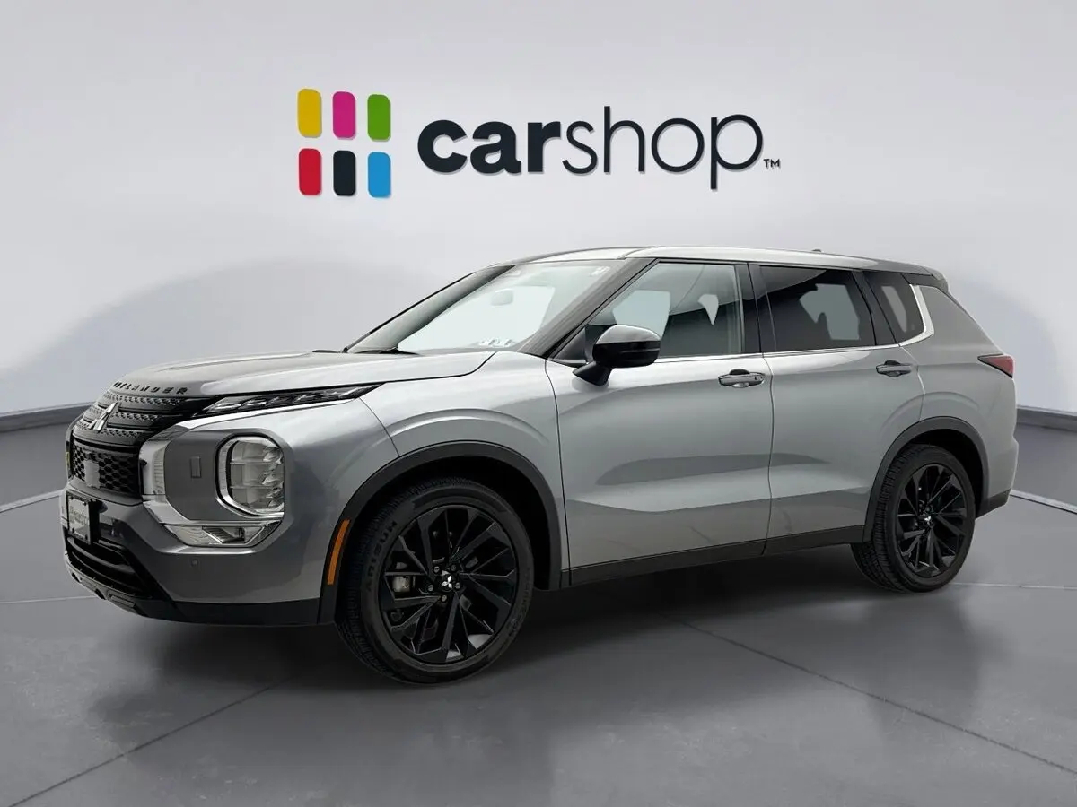 2022 Mitsubishi Outlander Black Edition's photo