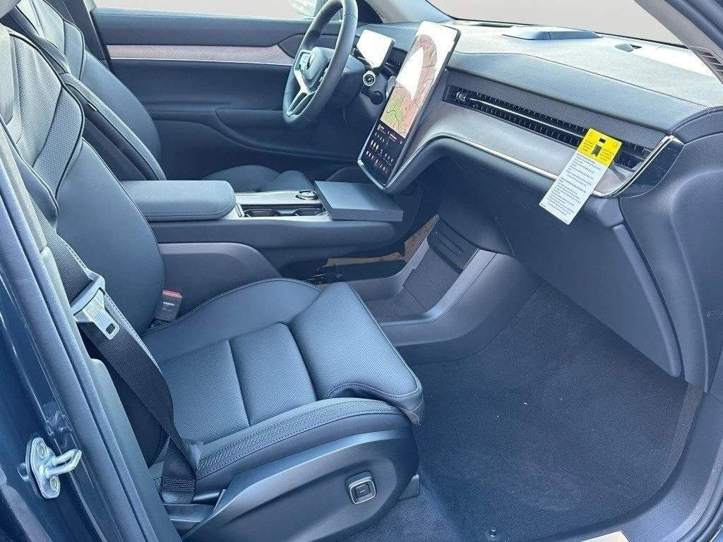 2025 Volvo - image 8