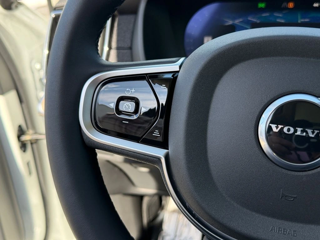 2025 Volvo - image 20