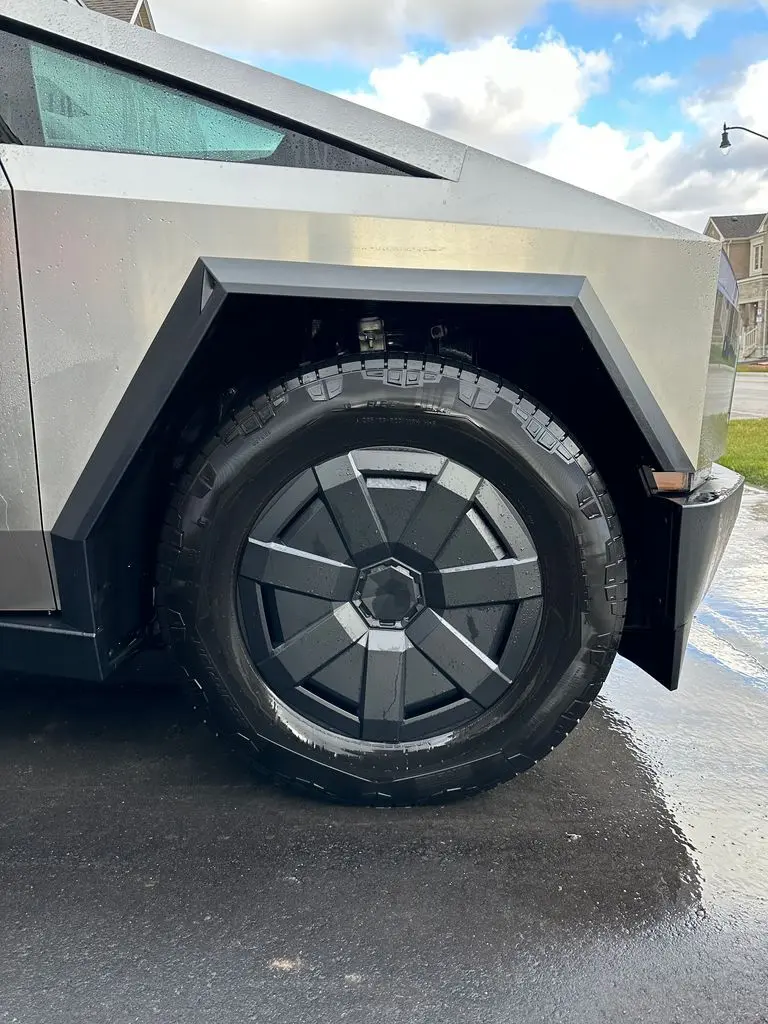 2024 Tesla Cybertruck photo 4