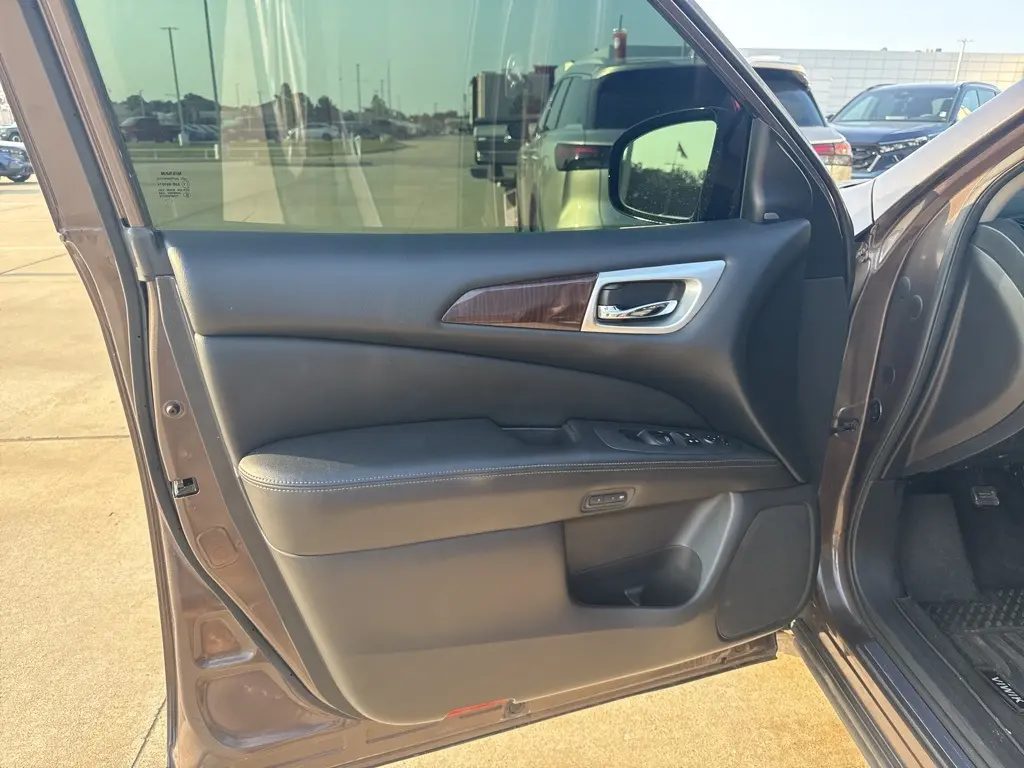 2016 Nissan Pathfinder SL photo 7