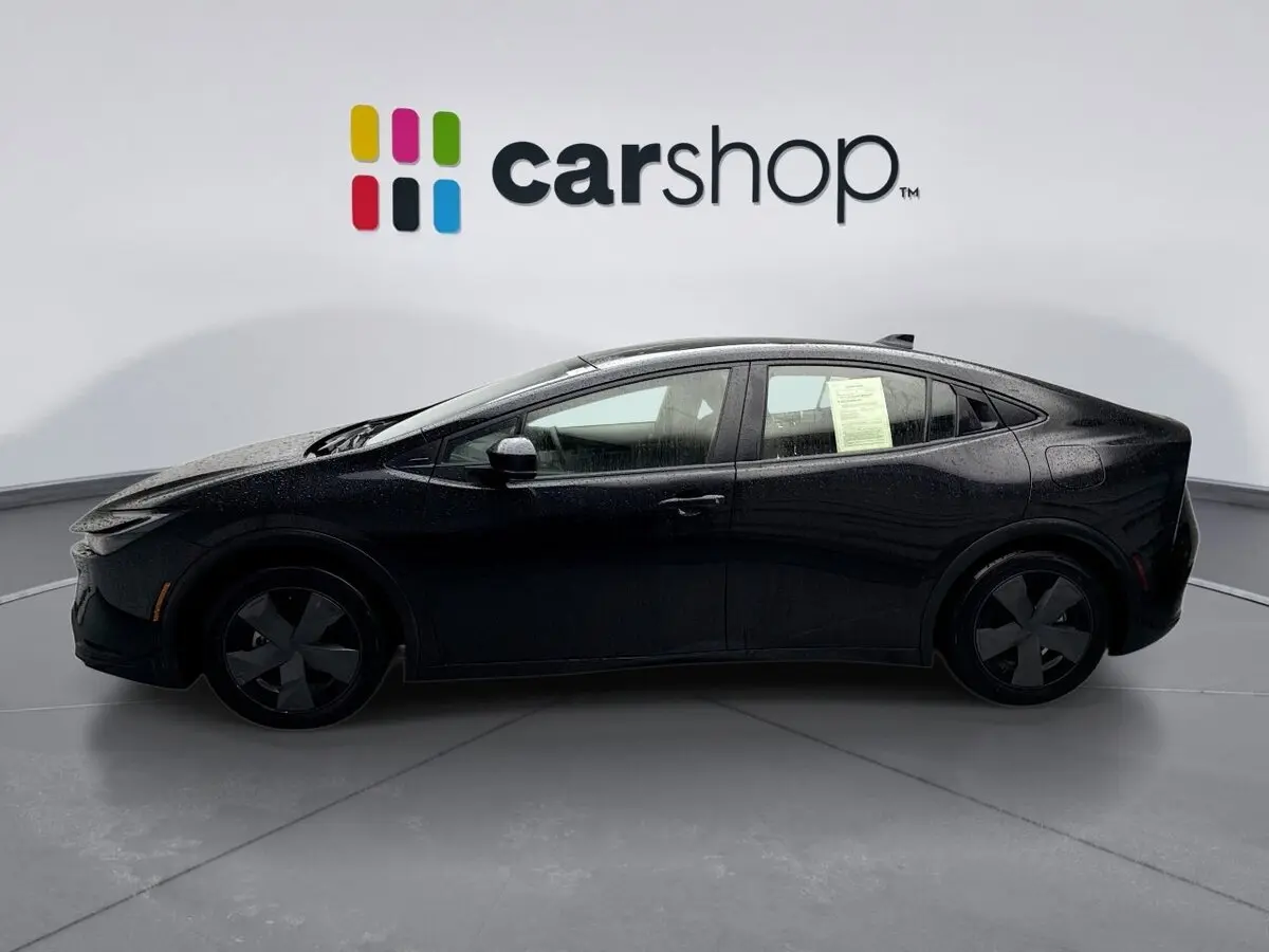 2024 Toyota Prius LE photo 2
