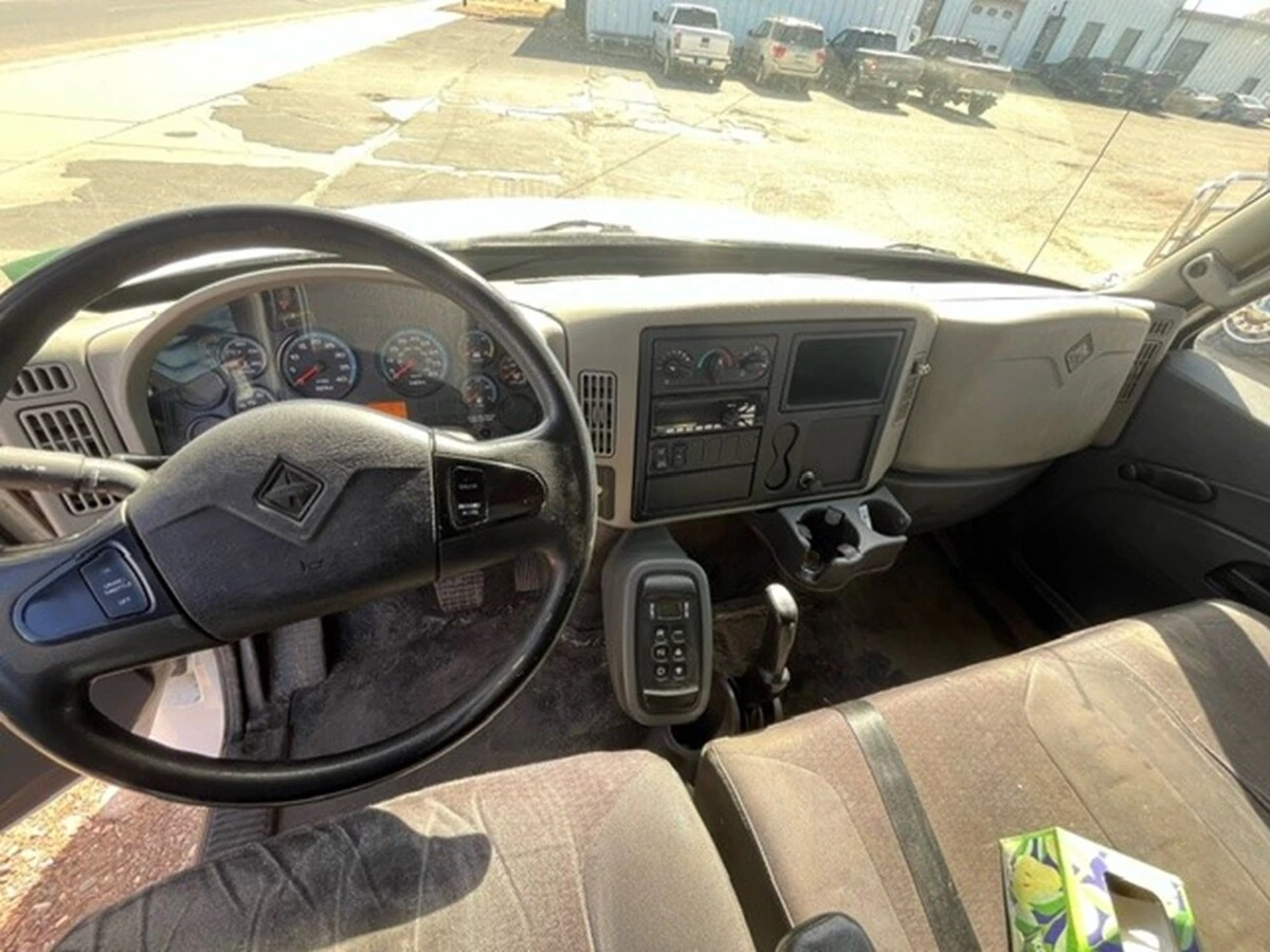 2014 International - image 8