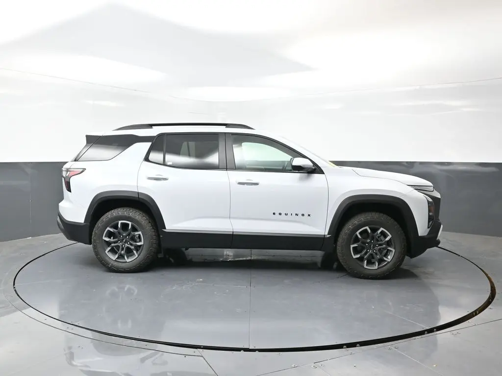 2026 Chevrolet Equinox ACTIV photo 2