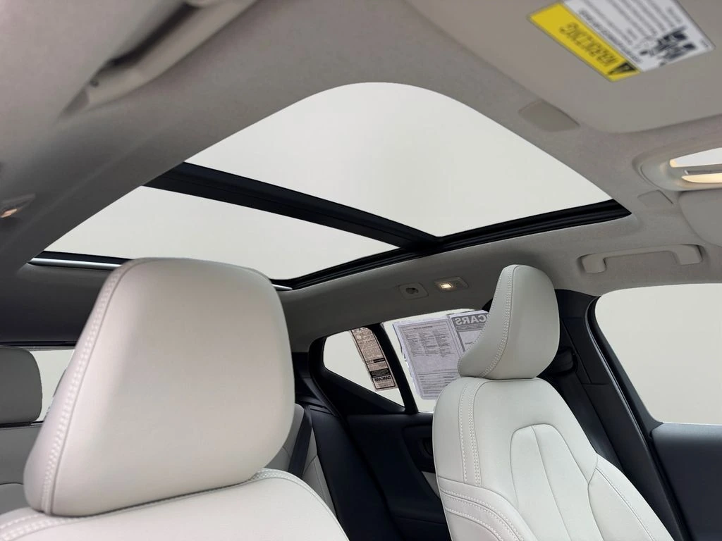 2025 Volvo - image 7