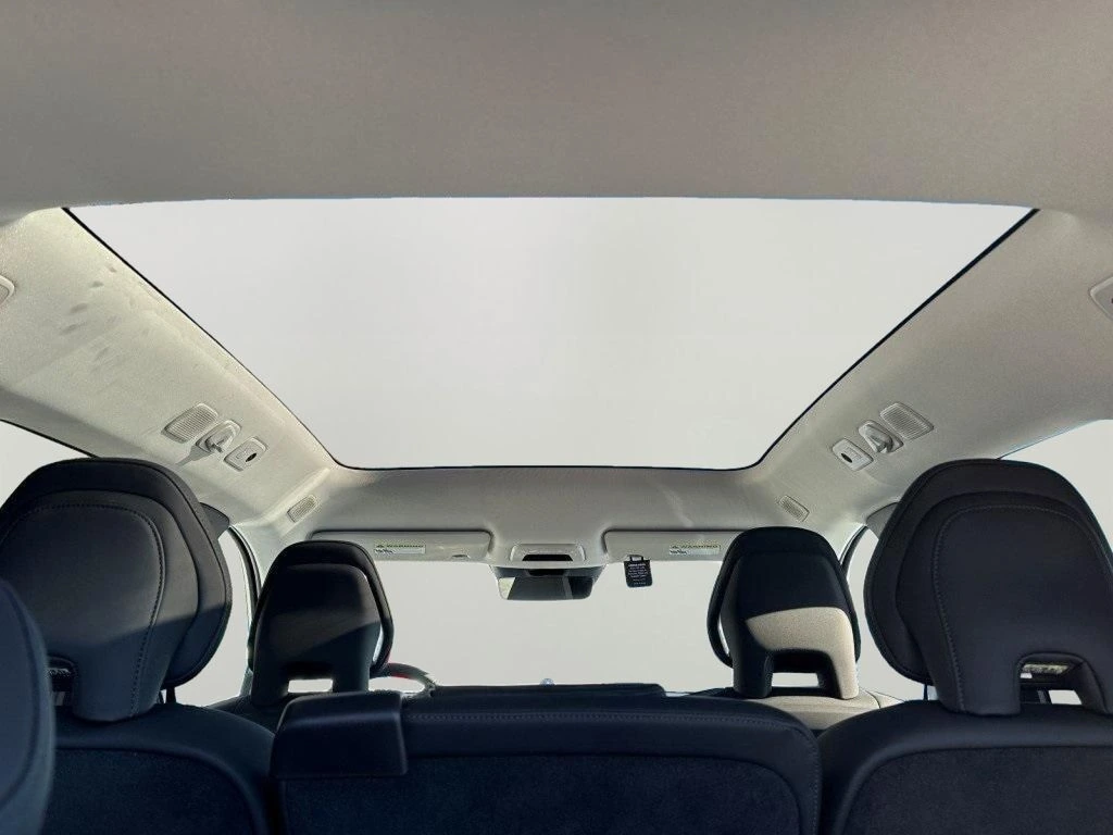 2025 Volvo - image 6