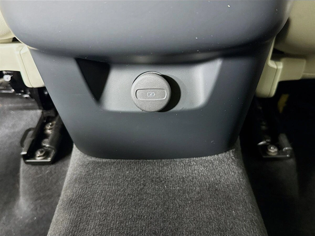 2023 Volvo - image 28