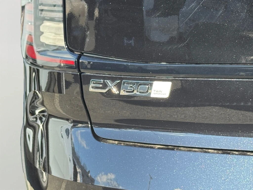 2025 Volvo - image 8