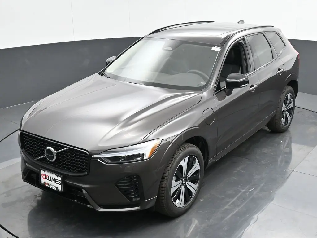 2025 Volvo - image 36