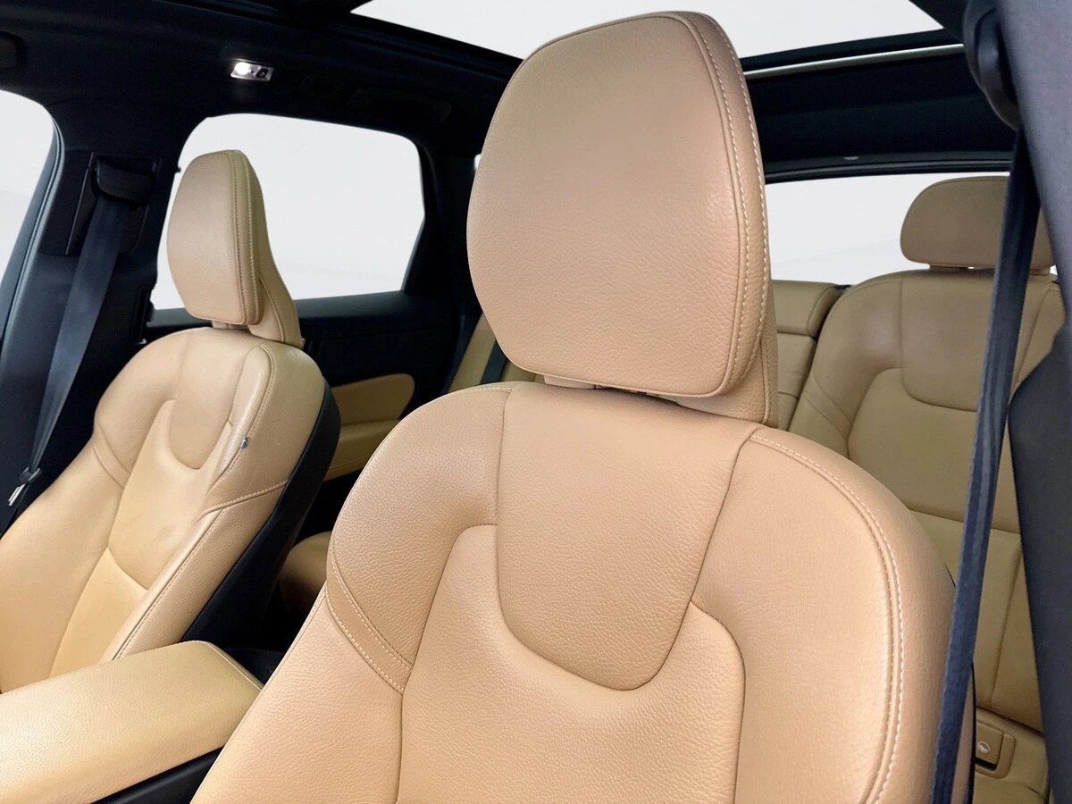 2020 Volvo - image 9