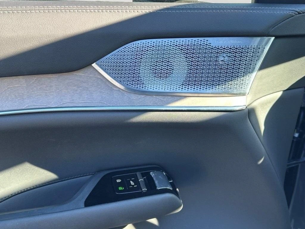 2025 Volvo - image 15